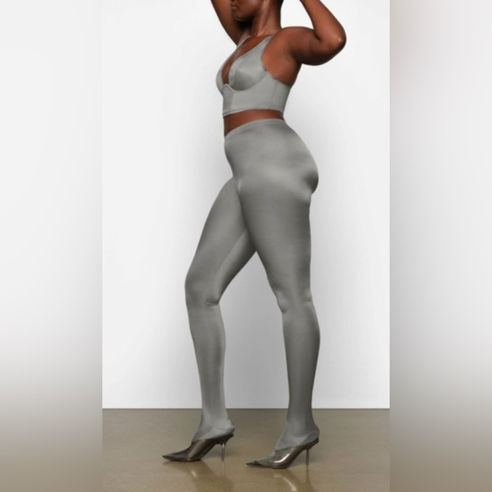 SKIMS NWT Glissenette Footed Leggings in the color Thunder Grey size XXS - Picture 2 of 12